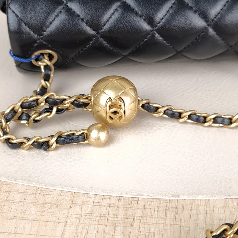 Chanel Crossbody Bag Black Lambskinmini17 × 8 × 13.5 cm — detail view 12 of 16