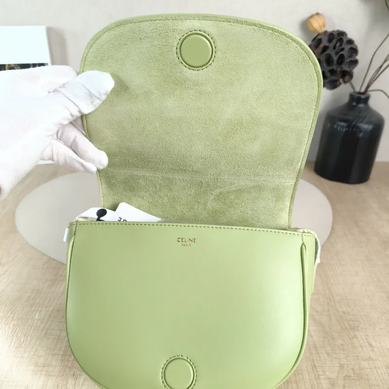 CELINE Crossbody Bag FOLCO TRIOMPHE Green Calfskin One Size 18.5 × 7 × 15 cm — detail view 1 of 12