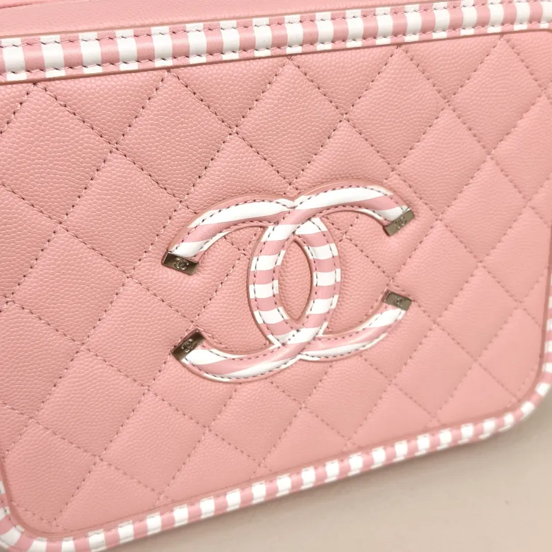 Chanel Crossbody Bag CC Filigree Vanity Cosmetic Bag White Grained Calfskin Medium21 × 8 × 16 cm — detail view 10 of 15