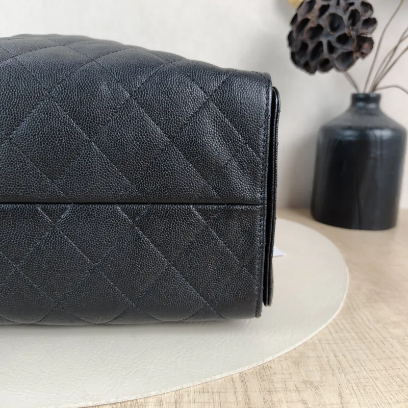 Chanel Shoulder Bag25Bag Black Grained Calfskin Small26 × 14 × 30 cm — detail view 6 of 12