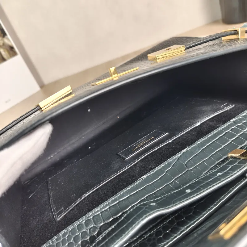 SAINT LAURENT Shoulder Bag MANHATTAN Green Calfskin Medium 29 × 7.5 × 20 cm — detail view 2 of 11