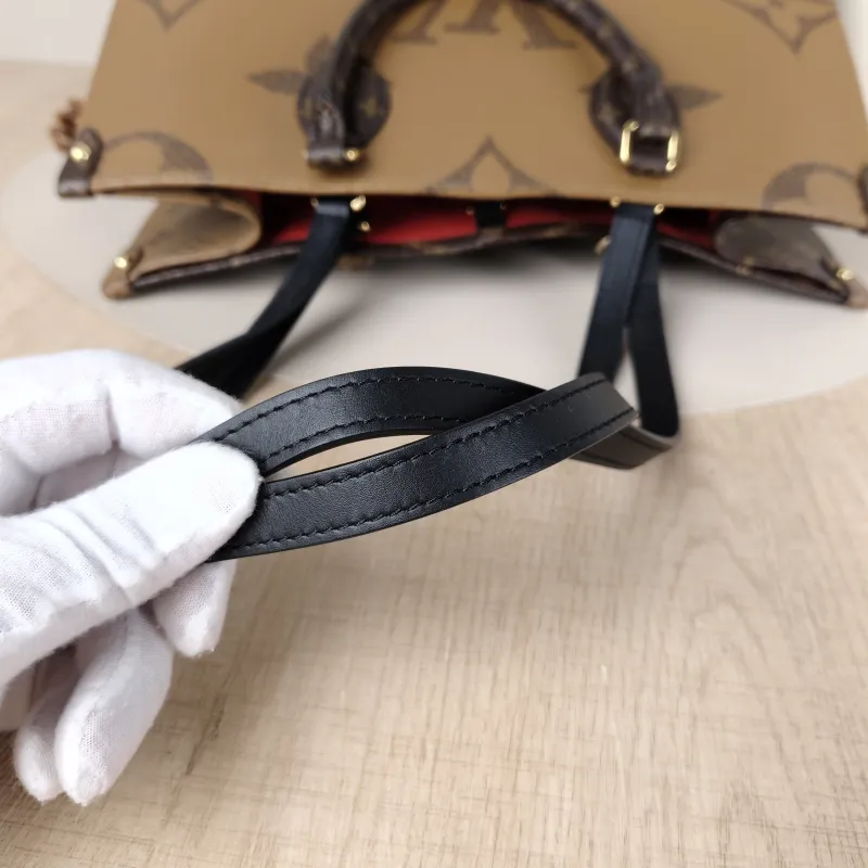 Louis Vuitton Shoulder Bag Onthego Medium Monogram PVC Medium35 × 14 × 27 cm — detail view 5 of 12