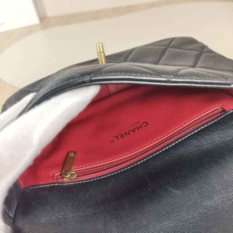 Chanel Crossbody Bag 22p Black Lambskin One Size 20 × 5 × 15 cm — detail view 11 of 13
