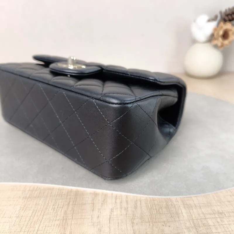 Chanel Crossbody Bag mini Black Lambskin mini 20 × 6 × 12 cm — detail view 11 of 13