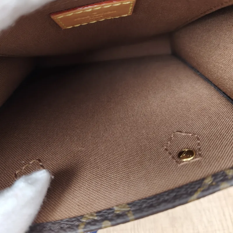 Louis Vuitton Crossbody Bag PETIT SAC PLAT Mini Monogram PV Cmini14 × 5 × 17 cm — detail view 9 of 9