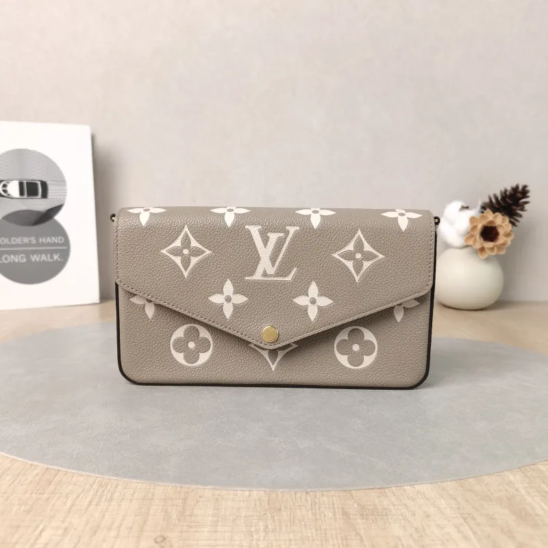 Louis Vuitton Crossbody Bag Pochette Félicie · White Calfskin Small21 × 3 × 12 cm