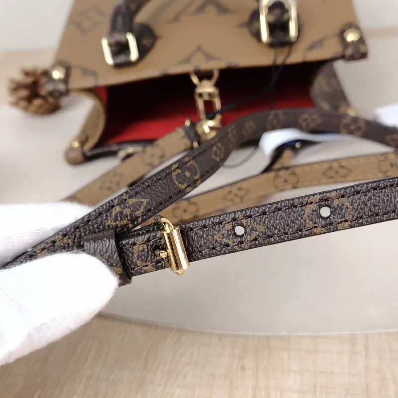 Louis Vuitton Crossbody Bag Onthego BB Monogram PVC BB 18 × 8.5 × 15 cm — detail view 9 of 11