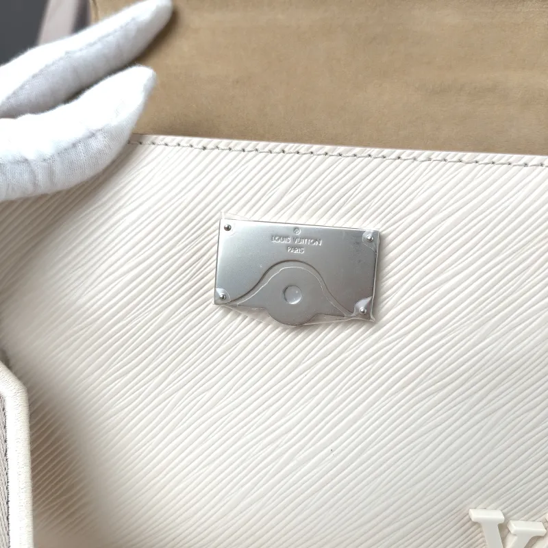 Louis Vuitton Crossbody Bag CLUNY White Epi Embossed Calfskin Mini 20 × 7.5 × 16 cm — detail view 6 of 13