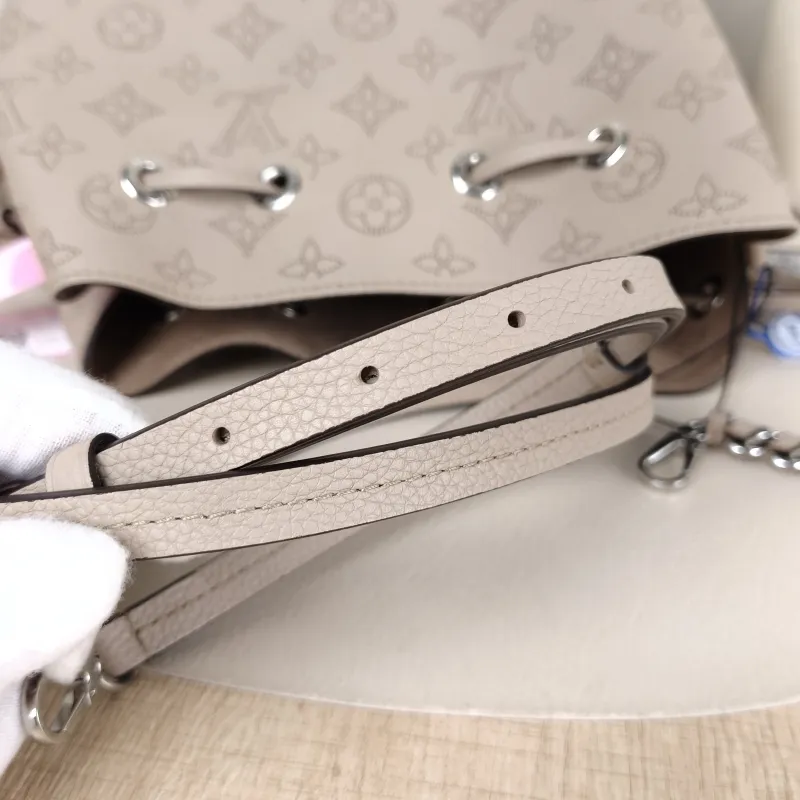 Louis Vuitton Crossbody Bag BELLA Calfskin One Size 22 × 14 × 19 cm — detail view 7 of 11