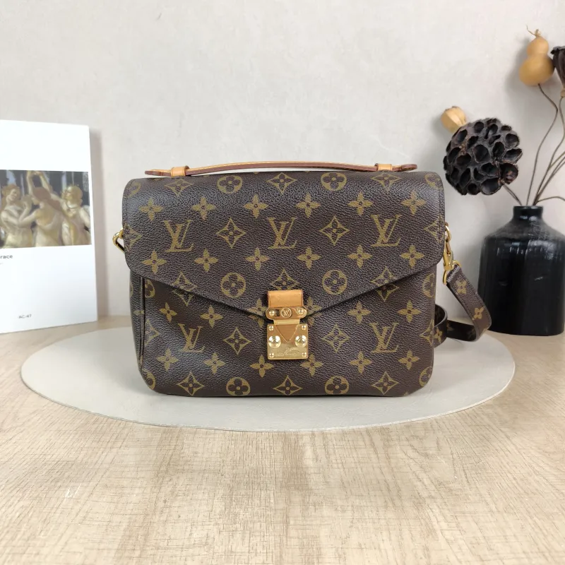 Louis Vuitton Crossbody Bag Pochette Métis Monogram PVC Medium 25 × 7 × 19 cm