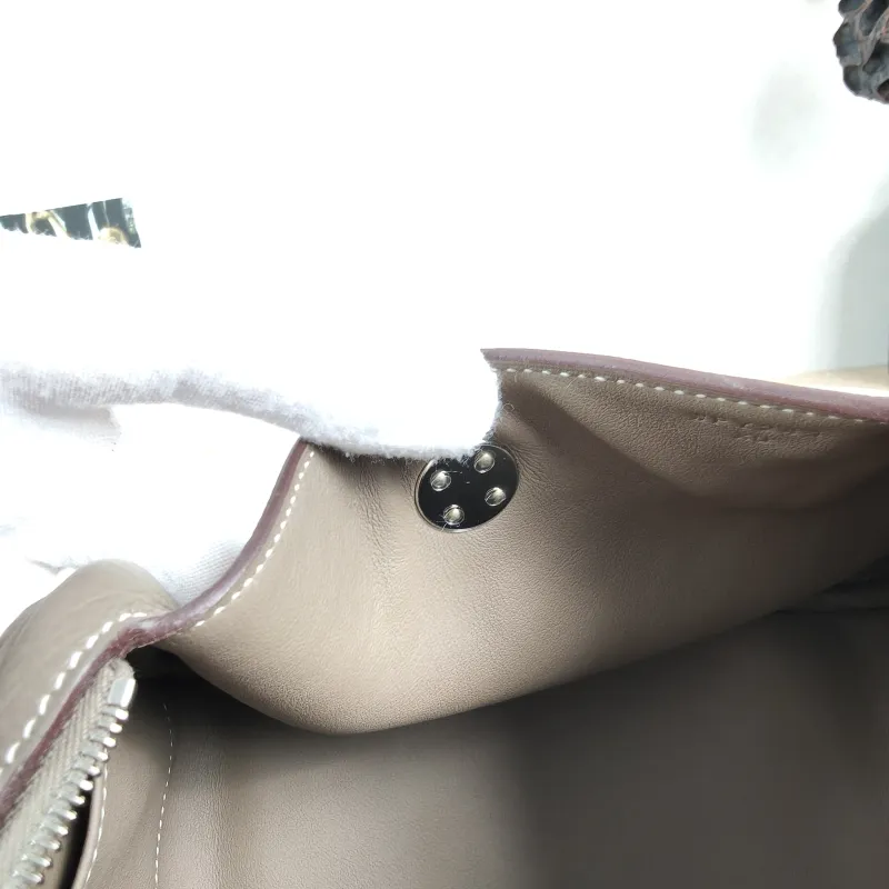 Hermès Crossbody Bag Lindy Mini 1918 TC Calfskinmini19 × 9.5 × 13 cm — detail view 1 of 12