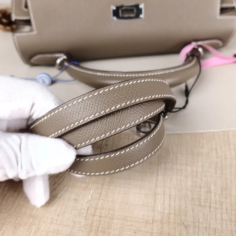 Hermès Shoulder Bag Kelly 28 Silver-Tone Hardware18 Epsom Calfskin Medium28 × 10 × 22 cm — detail view 9 of 13