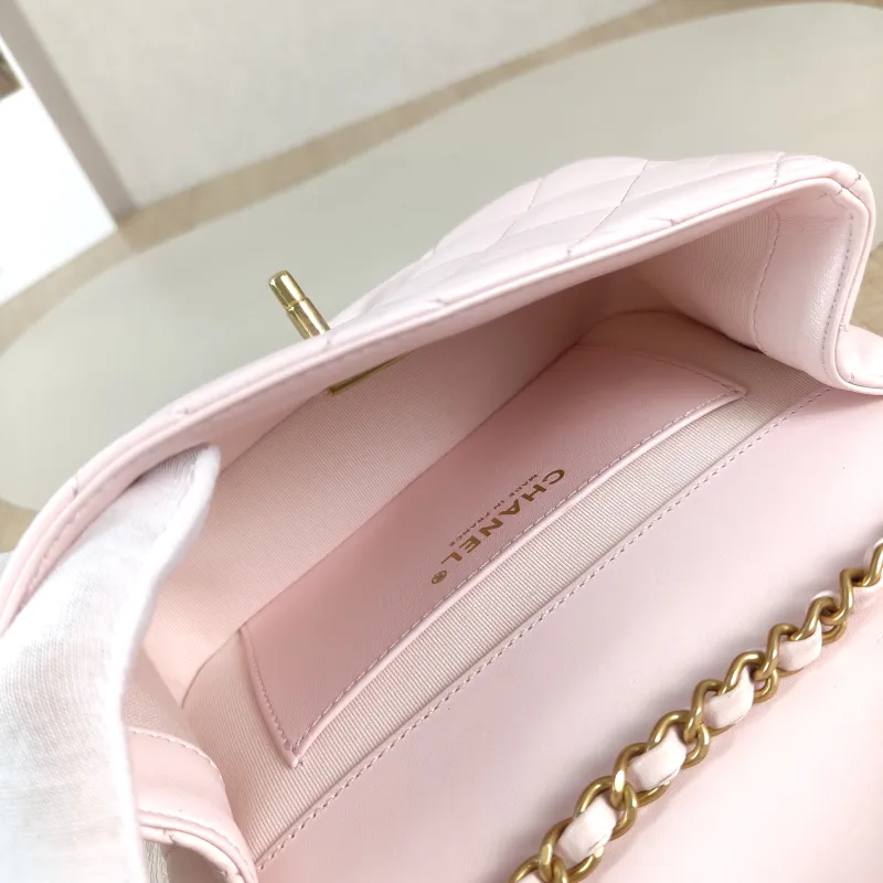 Chanel Crossbody Bag 24a Pearl Pink Lambskin Mini 19 × 7 × 13 cm — detail view 3 of 11