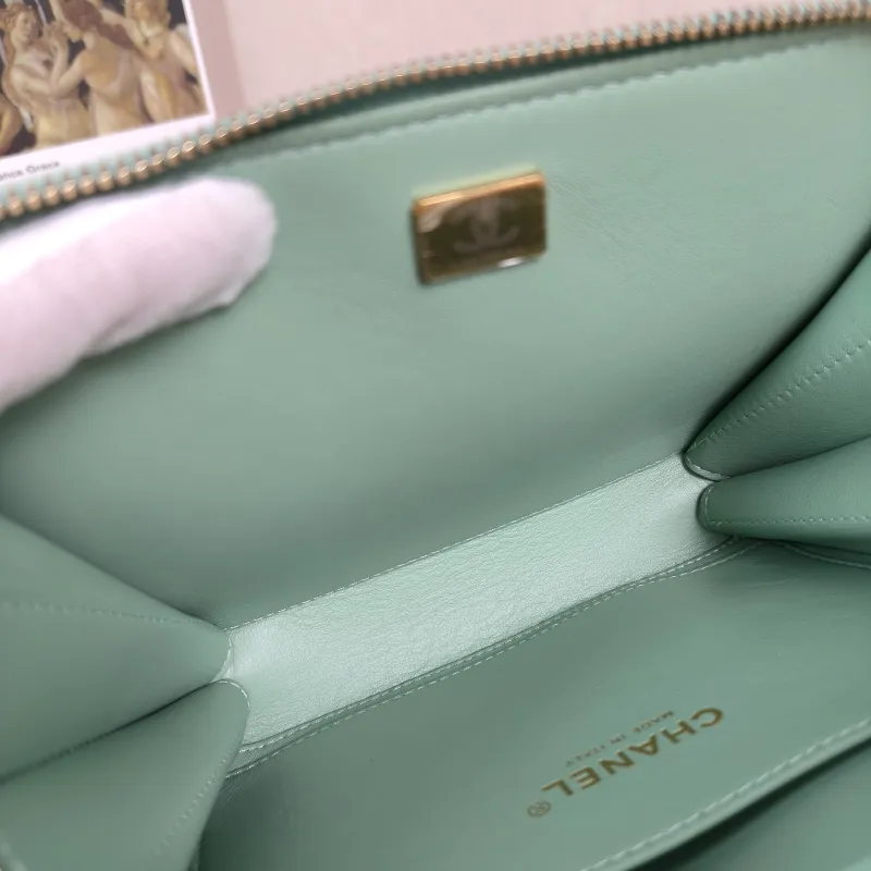 Chanel Crossbody Bag Green Waxed Leathermini18.5 × 8 × 13.5 cm — detail view 8 of 13