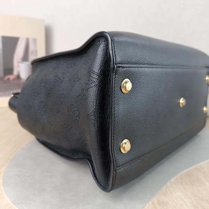 Louis Vuitton Shoulder Bag On My Side Black Calfskin Large 34 × 17 × 28 cm — detail view 4 of 11