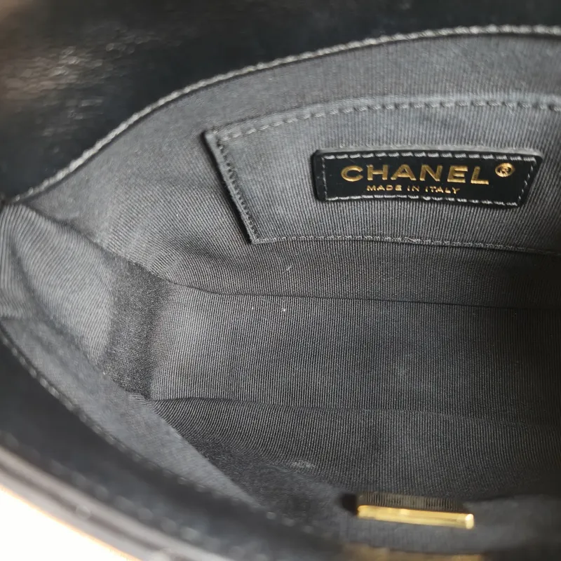 Chanel Crossbody Bag Crossbody Bag Black with Gold-Tone Hardware Lambskin One Size 18 × 5 × 15 cm — detail view 4 of 12