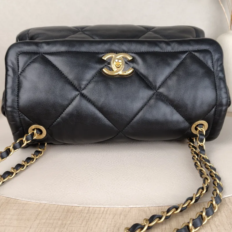 Chanel Crossbody Bag C Black Lambskin Small 28 × 9.5 × 17 cm — detail view 9 of 17