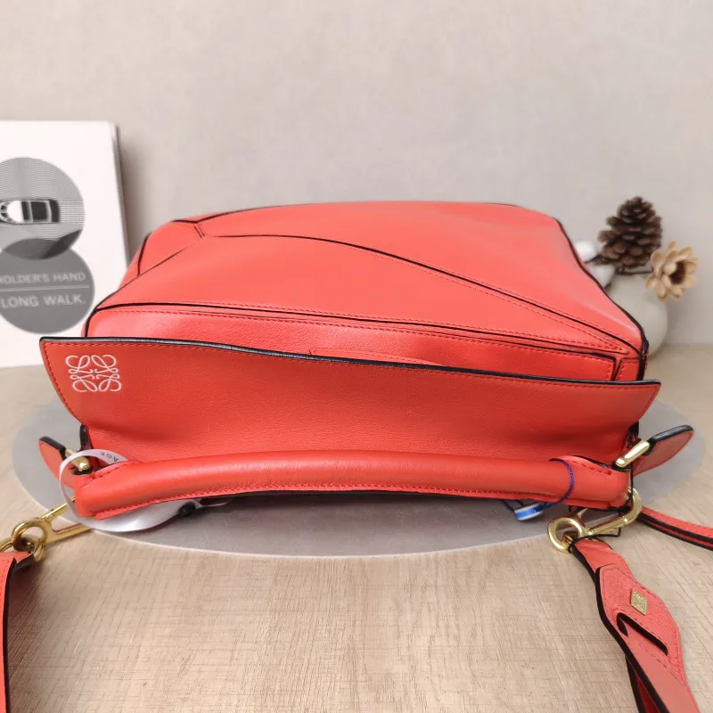 LOEWE Crossbody Bag Puzzle Red Calfskin Medium29 × 14 × 19.5 cm — detail view 7 of 17