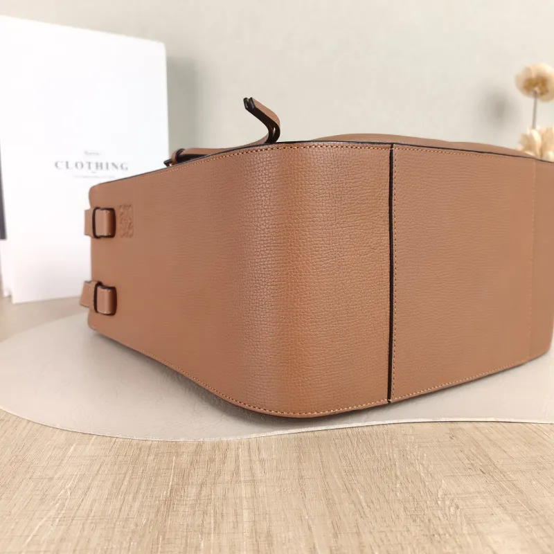 LOEWE Crossbody Bag Hammock Brown Calfskin Medium 29 × 14 × 32 cm — detail view 4 of 11