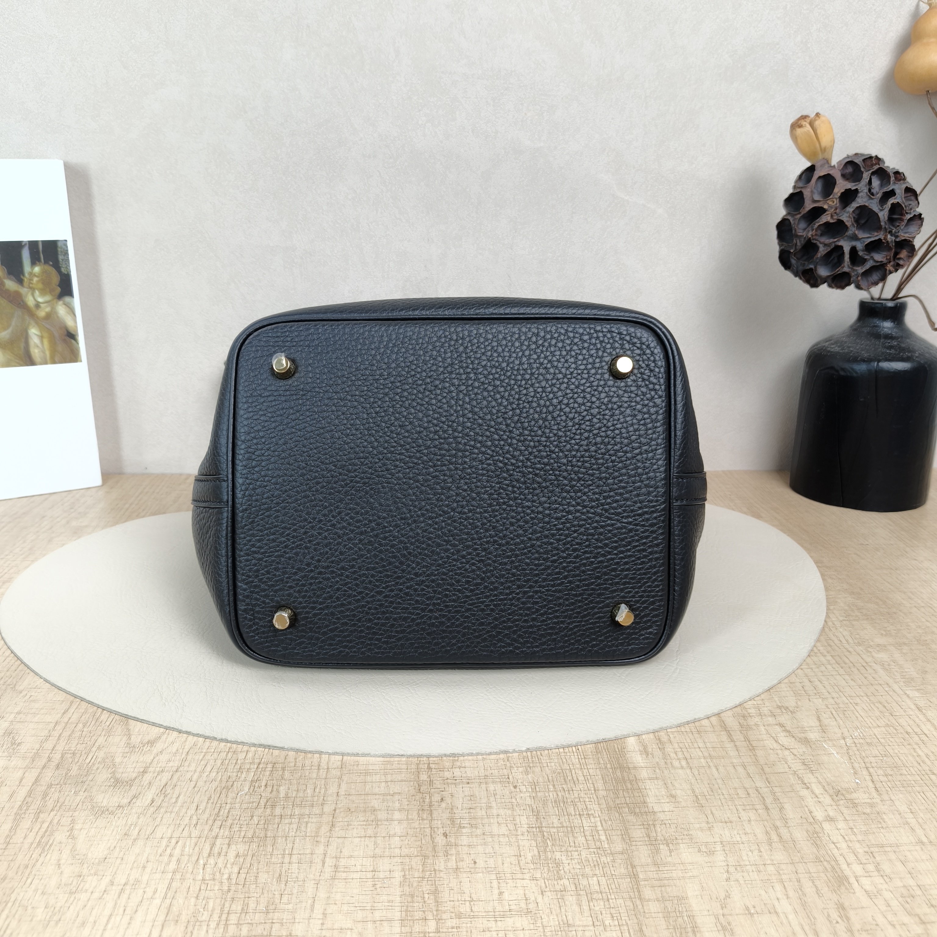 Hermès Top Handle Bag Picotin Lock 22 22Black TC Calfskin Medium22 × 17 × 21 cm — cover view 6 of 6