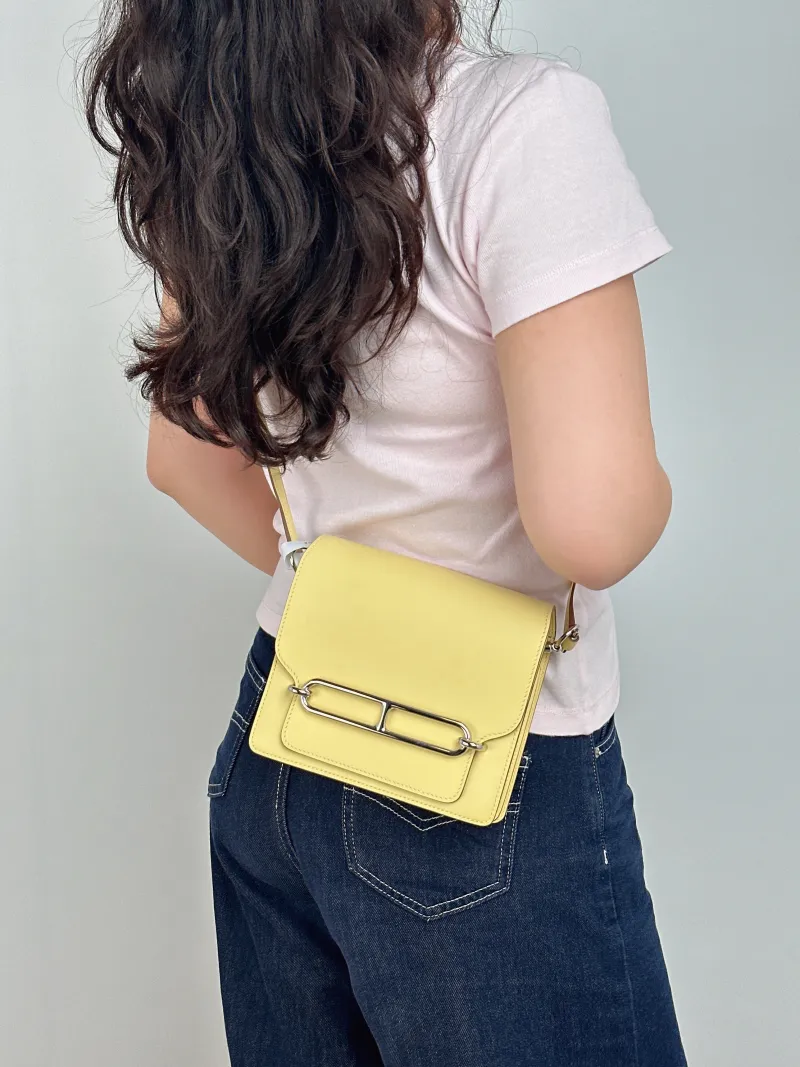 Hermès Crossbody Bag Roulis 19 1Z Swift Calfskin Mini 18 × 6 × 15 cm Z — on-model view 1 of 2