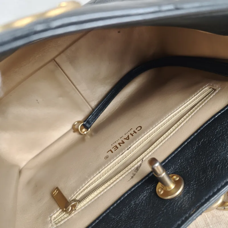 Chanel Shoulder Bag hobo Black with Gold-Tone Hardware Lambskin One Size 22 × 9 × 19 cm — detail view 8 of 11