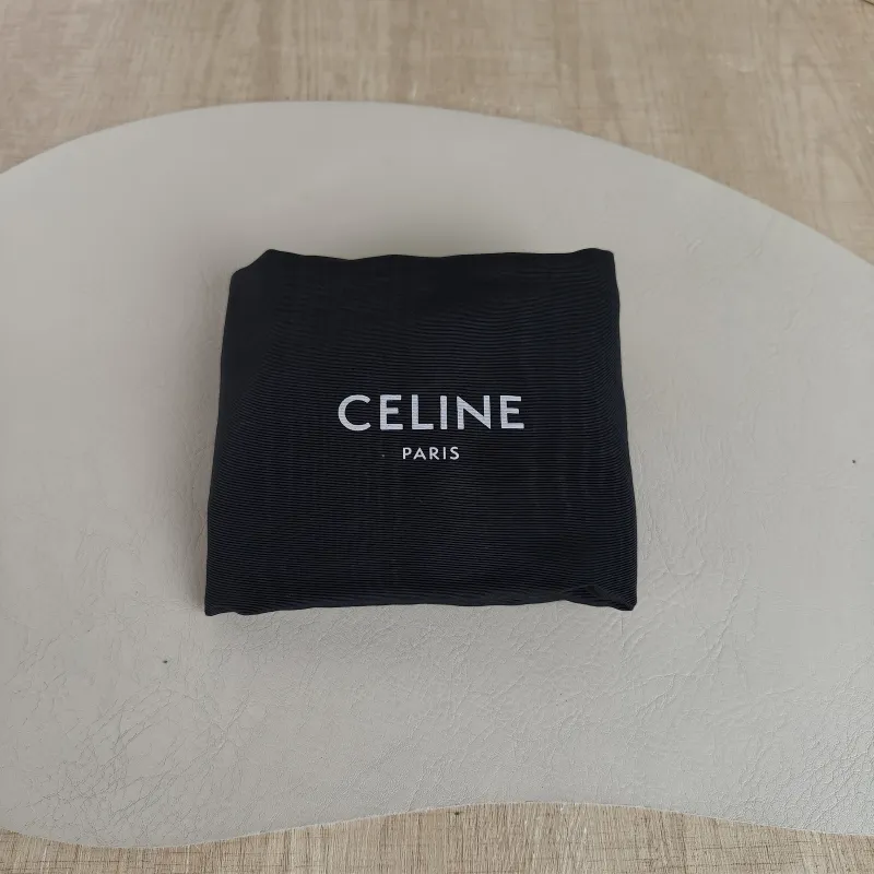 CELINE Crossbody Bag Maillon Triomphe Black Calfskin Medium 22 × 6 × 17 cm — detail view 5 of 11