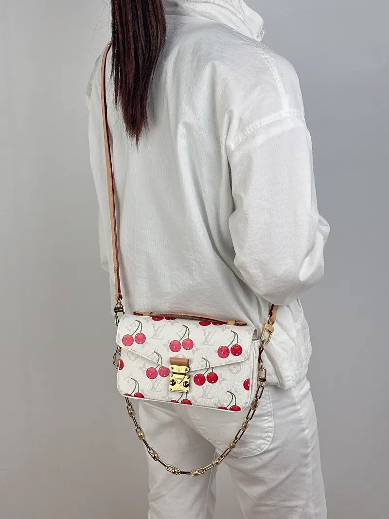 Louis Vuitton Crossbody Bag Pochette Métis East West White · PVC Small21.5 × 6 × 13.5 cm — on-model view 3 of 3