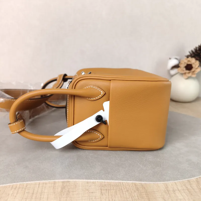 Hermès Crossbody Bag Lindy Mini 19 1H Swift Calfskin Mini 19 × 9.5 × 13 cm G — detail view 4 of 15