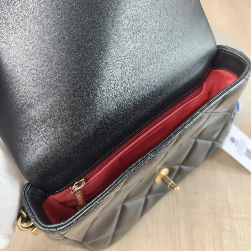 Chanel Crossbody Bag Pearl Black Lambskin One Size 18 × 6 × 13 cm — detail view 9 of 12