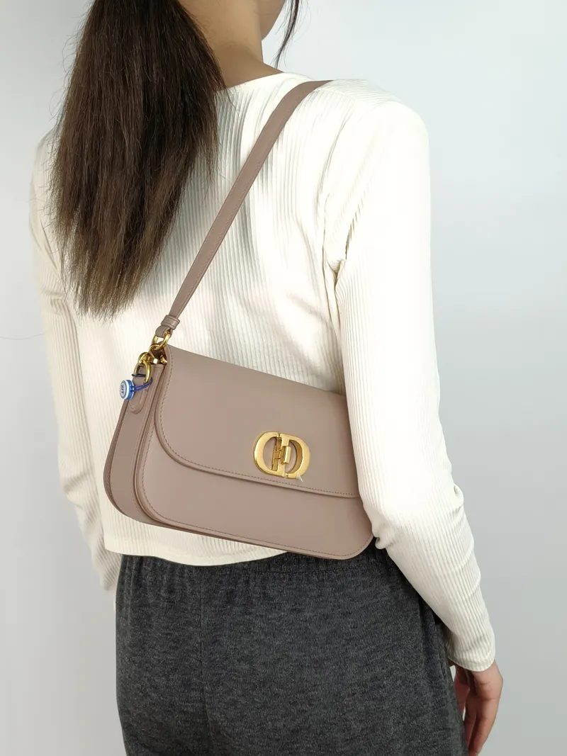DIOR Crossbody Bag30Montaigne 30 Avenue Calfskin One Size23 × 6.5 × 13 cm — on-model view 3 of 3