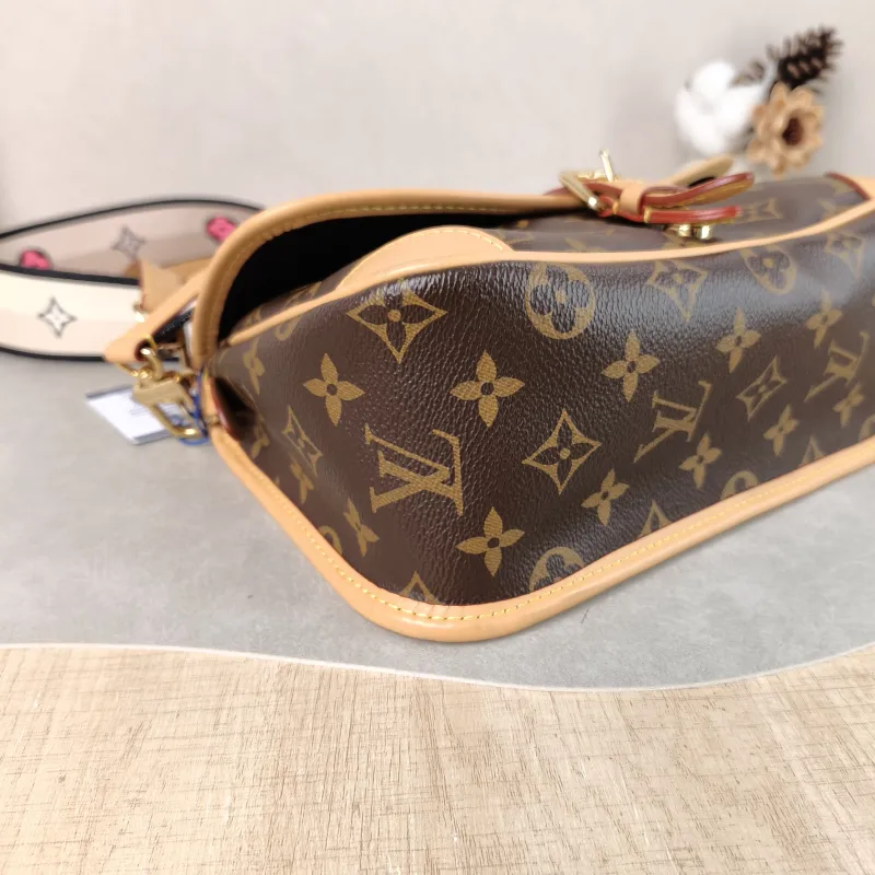 Louis Vuitton Crossbody Bag Diane Baguette Bag Shoulder Strap PVC Small 24 × 9 × 15 cm — detail view 5 of 13
