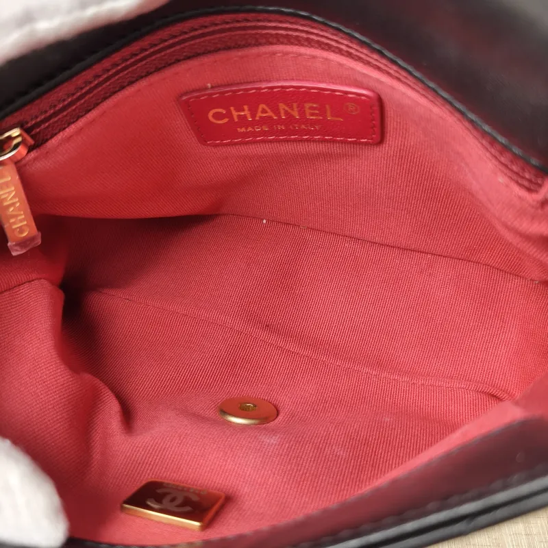 Chanel Crossbody Bag Pearl Black Lambskin One Size 18 × 6 × 13 cm — detail view 3 of 12