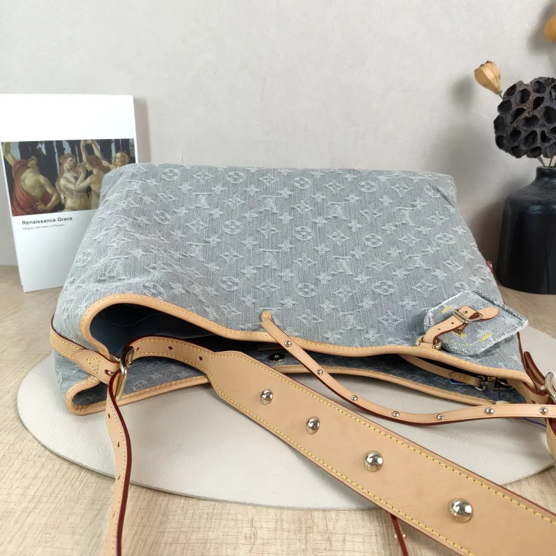 Louis Vuitton Crossbody Bag Carryall Grey Medium39 × 15 × 30 cm — detail view 12 of 14