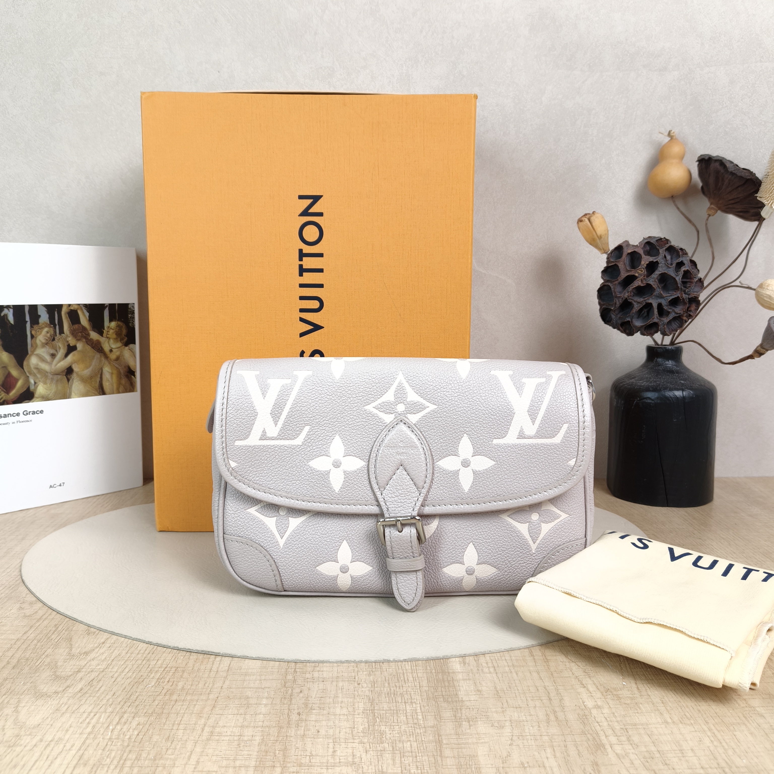 Louis Vuitton Crossbody Bag Diane Baguette Bag Empreinte Embossed Calfskin Monogram Small24 × 9 × 15 cm — cover view 4 of 6