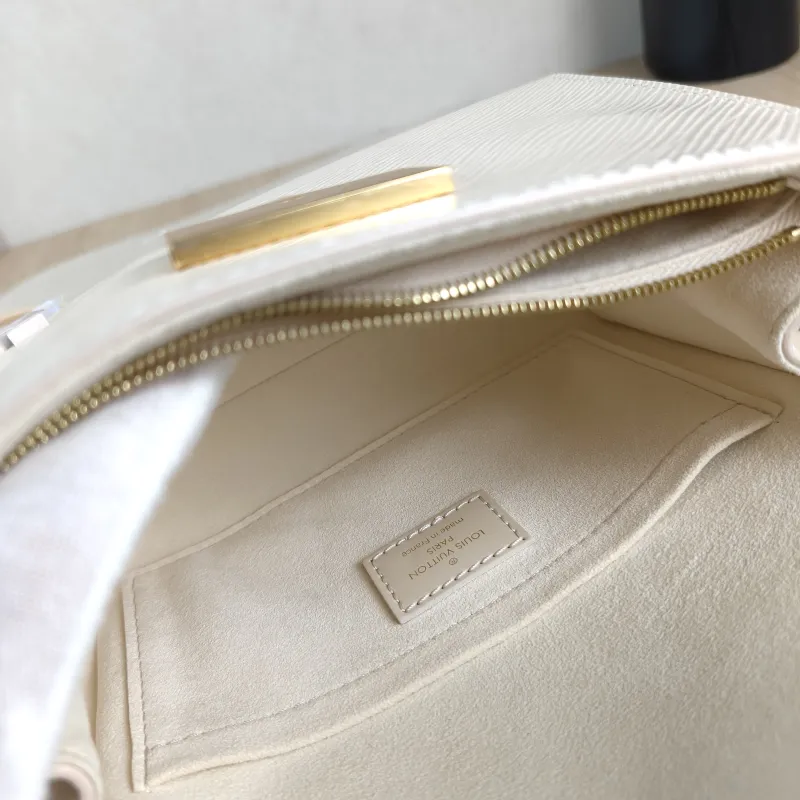 Louis Vuitton Crossbody Bag CLUNY White Epi Embossed Calfskin Mini 20 × 7.5 × 16 cm — detail view 6 of 14