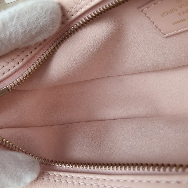 Louis Vuitton Crossbody Bag Loop Pink Calfskin Small23 × 6 × 13 cm — detail view 7 of 12