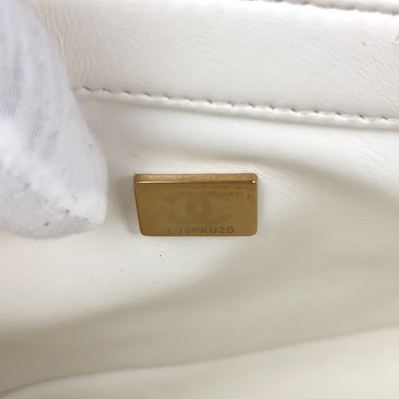 Chanel Crossbody Bag Trendy CC White Lambskinmini19.5 × 8 × 14.5 cm — detail view 6 of 17
