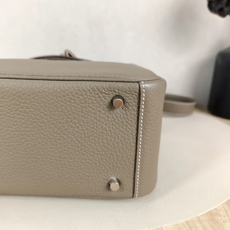 Hermès Crossbody Bag Lindy Mini 1918 TC Calfskinmini19 × 9.5 × 13 cm — detail view 9 of 12