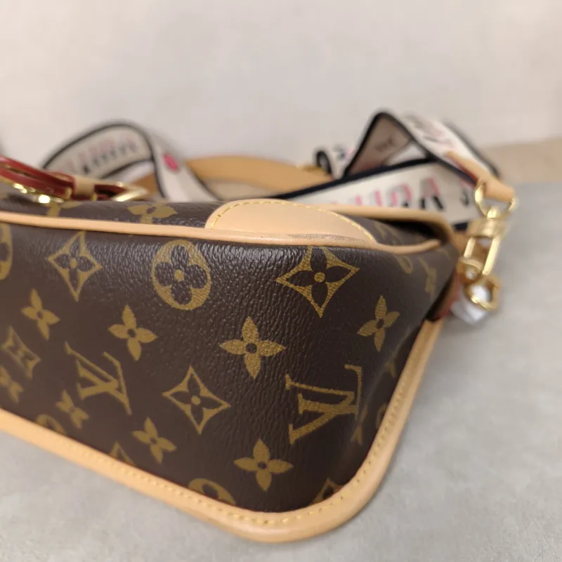 Louis Vuitton Crossbody Bag Diane Baguette Bag Shoulder Strap PVC Small24 × 9 × 15 cm — detail view 10 of 21
