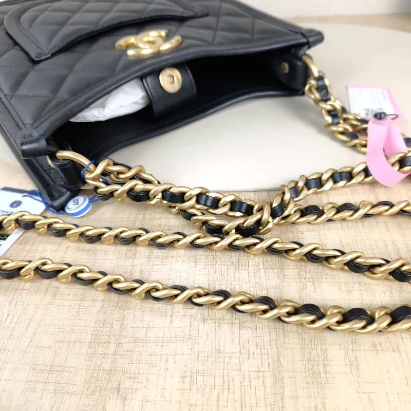 Chanel Crossbody Bag hobo Black Calfskin One Size 22 × 6 × 24 cm — detail view 2 of 10