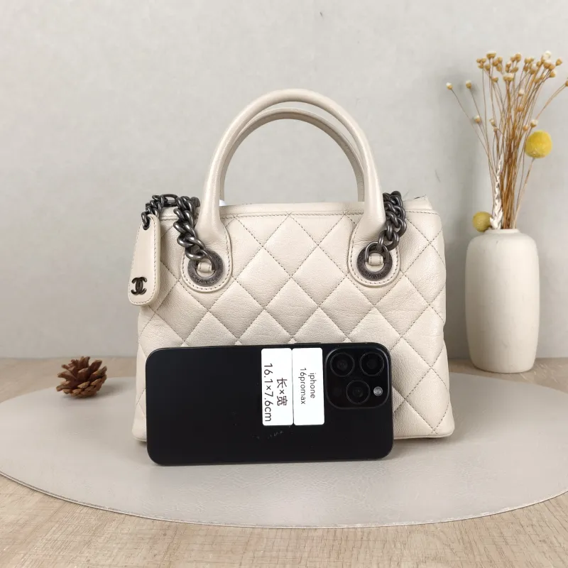 Chanel Shoulder Bag tote White Calfskin One Size23 × 8 × 17 cm — cover view 3 of 5