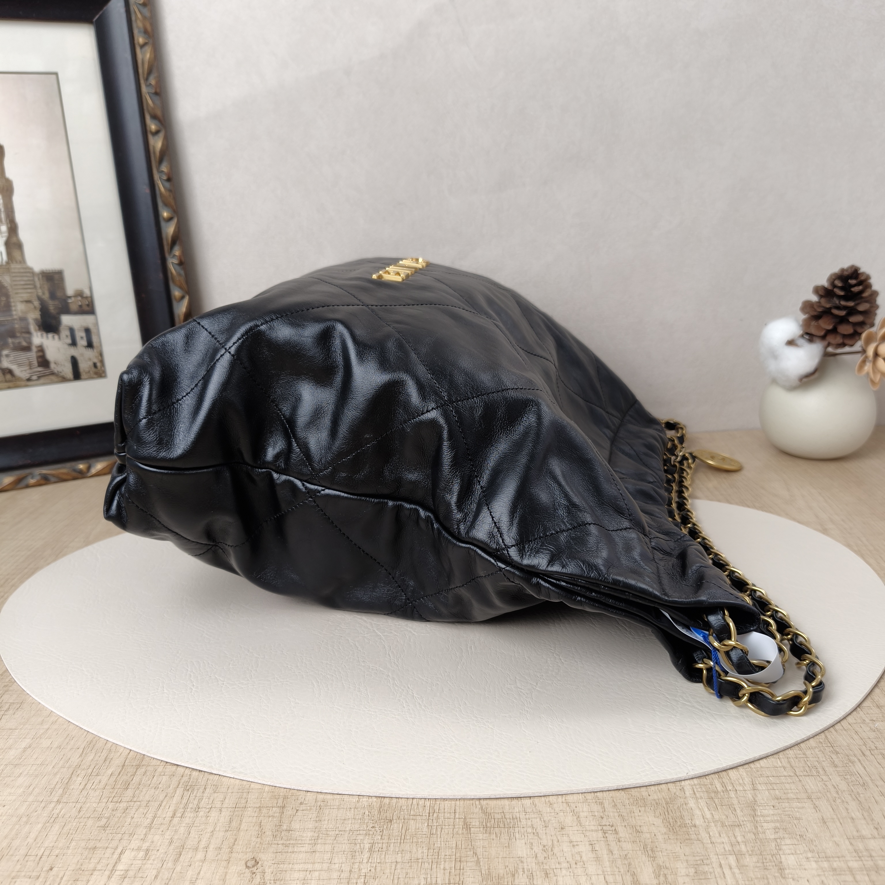 Chanel Shoulder Bag22Bag Black CC alfskin Medium39 × 8 × 42 cm — cover view 8 of 9