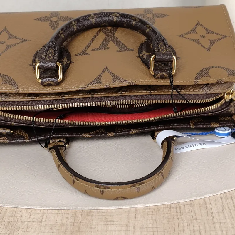 Louis Vuitton Crossbody Bag Onthego East West Monogram PVC Small 25 × 10 × 13 cm — detail view 7 of 15