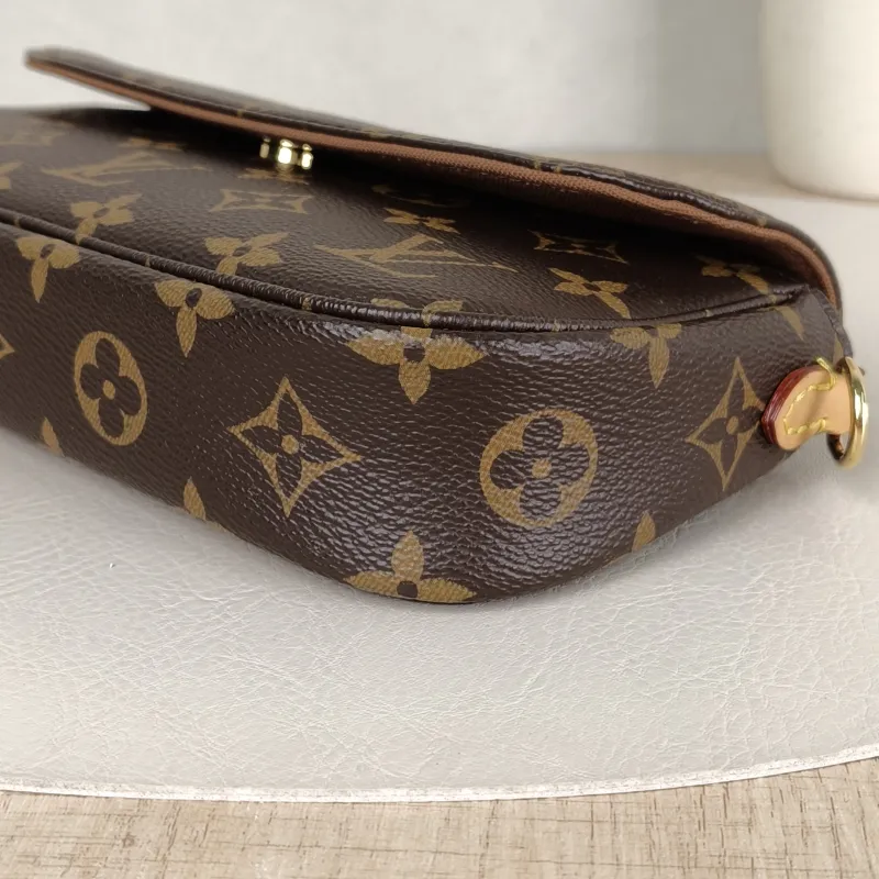 Louis Vuitton Crossbody Bag IVY Monogram PVC Small 23.5 × 4.3 × 12 cm — detail view 4 of 12