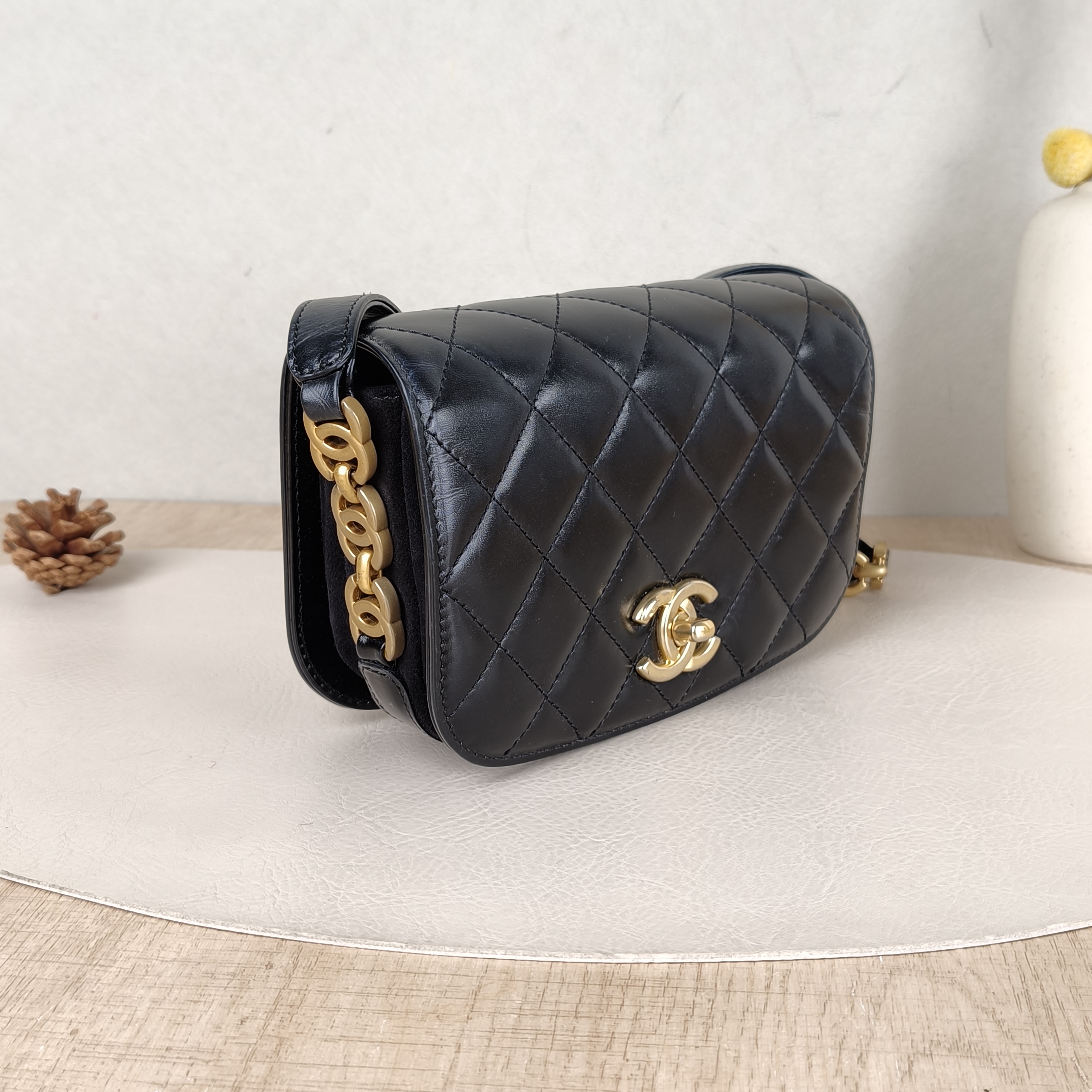 Chanel Crossbody Bag22a c Black Calfskinmini17.5 × 5.5 × 12 cm — cover view 3 of 5