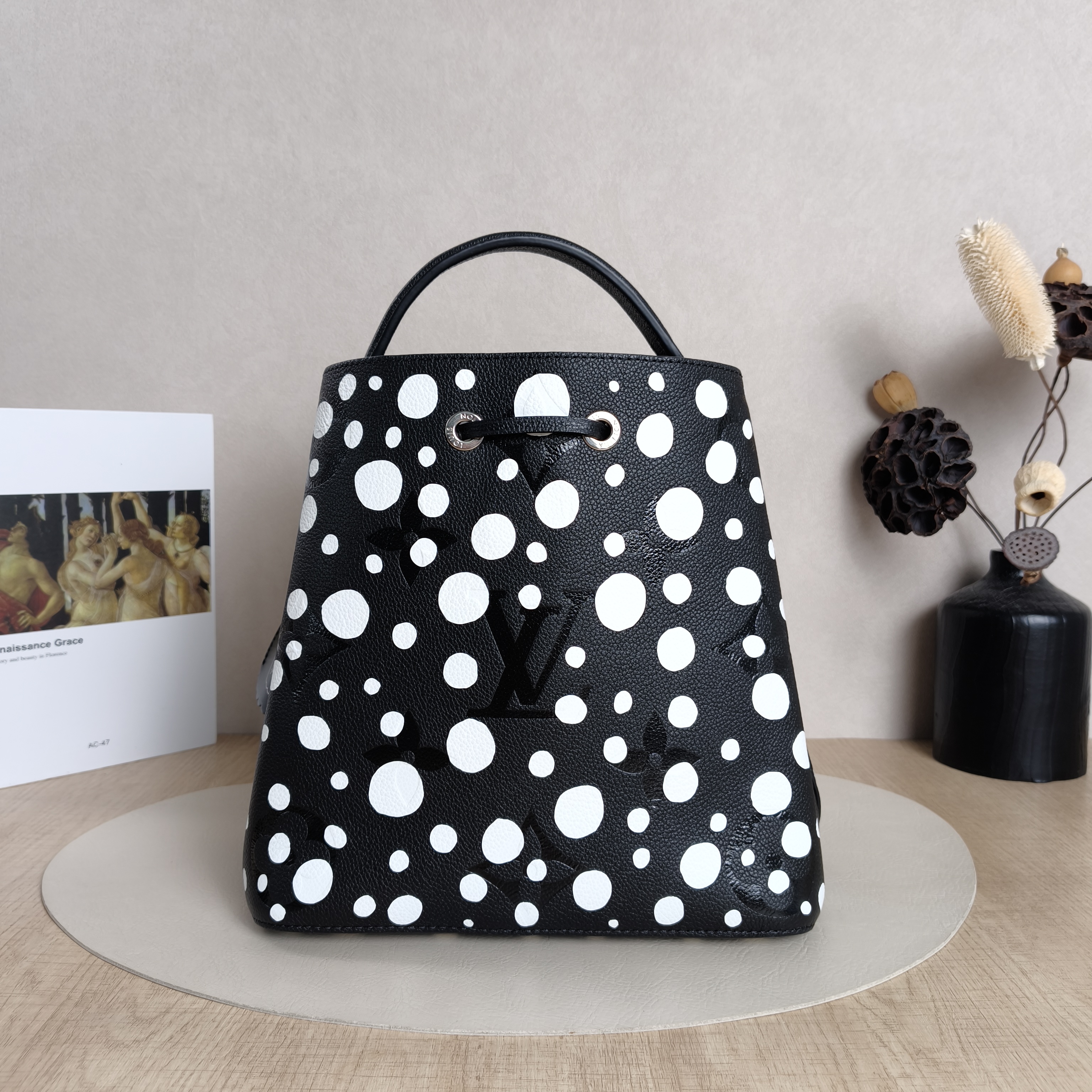 Louis Vuitton Shoulder Bag NÉONOÉ Bucket Bag Black Calfskin Medium26 × 17.5 × 26 cm — cover view 4 of 5