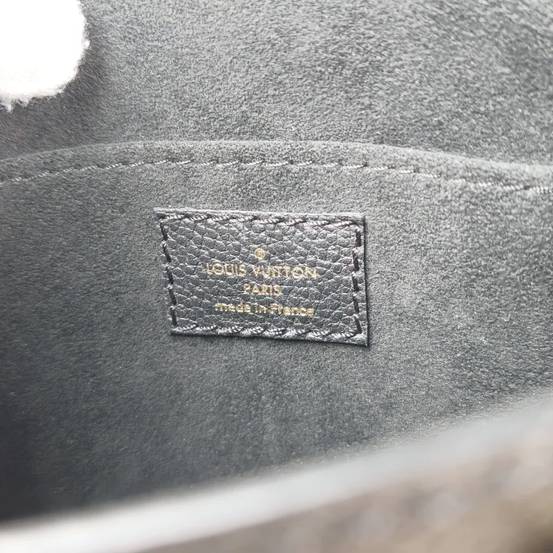 Louis Vuitton Crossbody Bag PETIT SAC PLAT Mini Calfskin Mini 14 × 5 × 17 cm — detail view 4 of 8