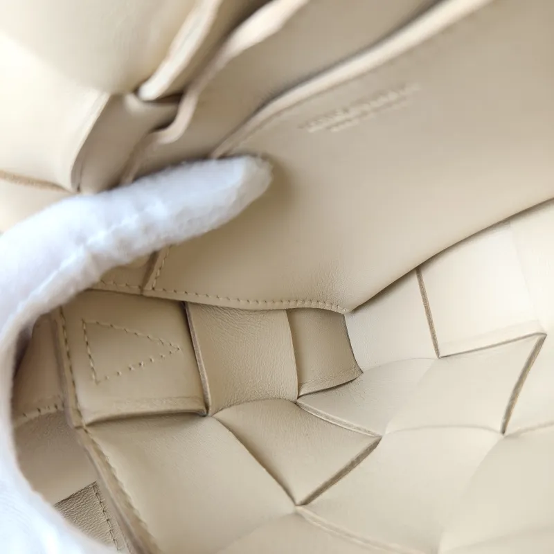 Bottega Veneta Crossbody Bag Cassette Woven Lambskin Medium 20 × 5 × 12 cm — detail view 4 of 14