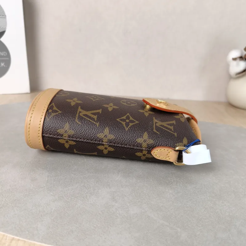 Louis Vuitton Crossbody Bag Fold Me Monogram PV Cmini14.5 × 6.5 × 18 cm — detail view 10 of 12